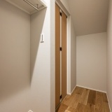 階段下にファミリークローゼットとLDK周りの収納を集約し、使い勝手の良い収納空間です♪