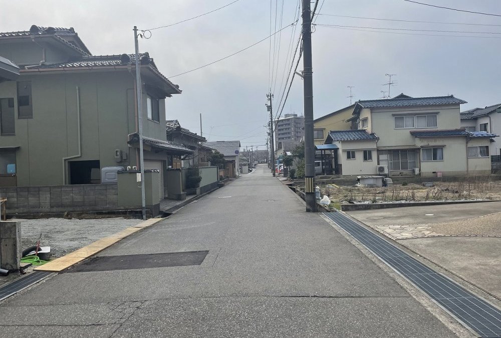 前面道路（東側から撮影）