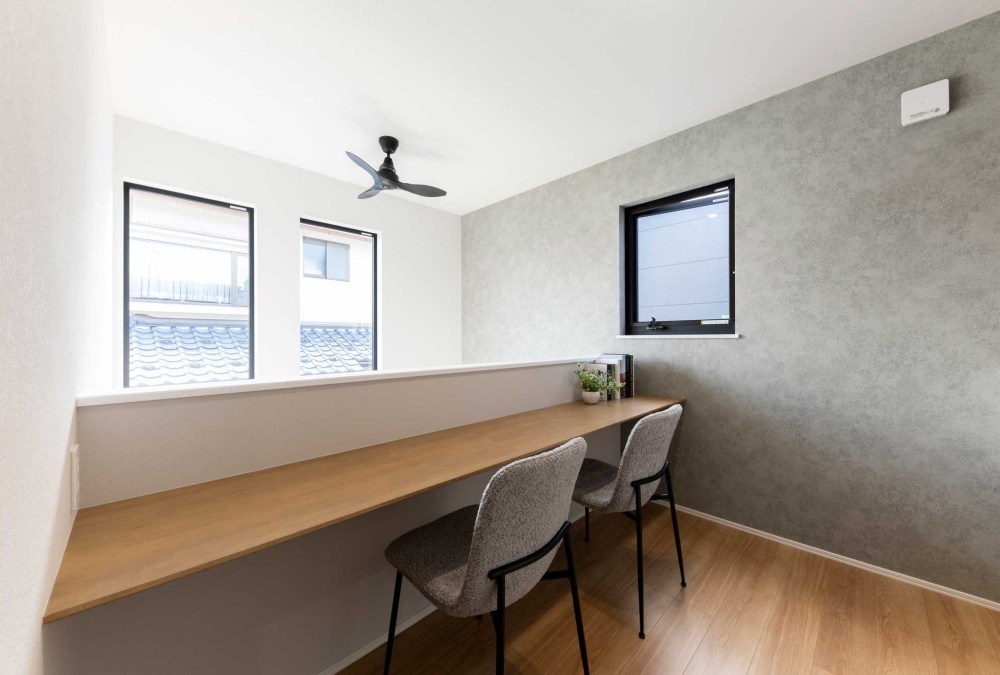 吹抜けを介して1階とつながる2階ホールカウンター。