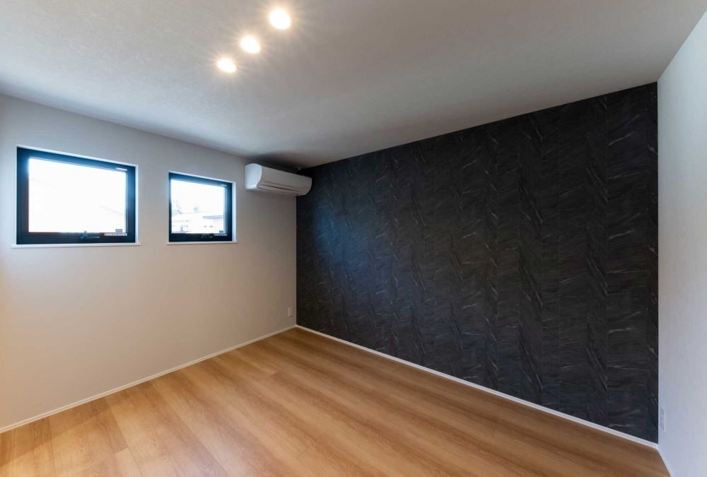 主寝室は、落ち着いた雰囲気のアクセントクロスを採用。大人のリラックス空間を演出しています。