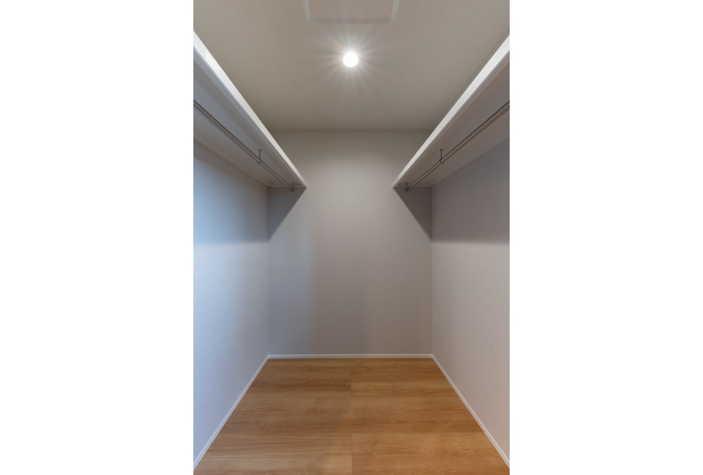 寝室に設けられた広々ウォークインクローゼット。