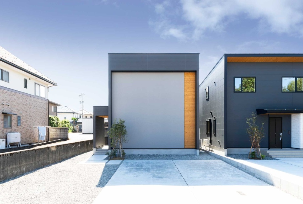 ブラックを基調に、グレーの外壁と天然杉板がアクセントになったスタイリッシュモダンな外観に仕上げました。