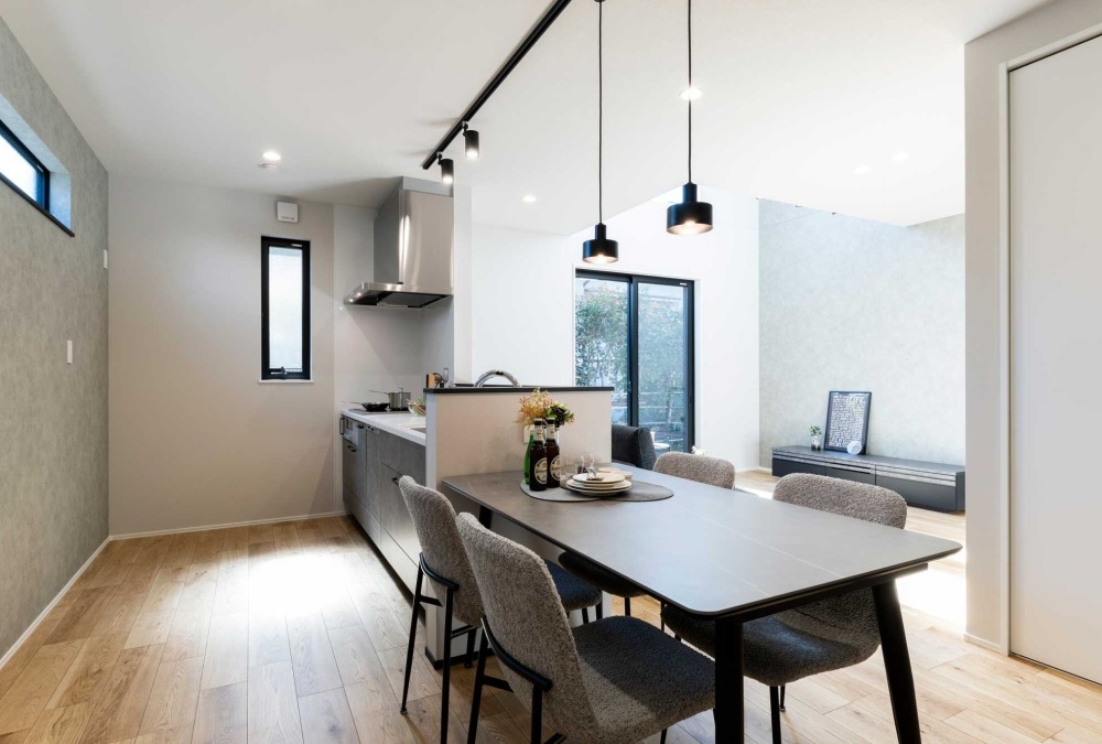 スタイリッシュなペンダントライトで空間を緩やかにゾーニング。