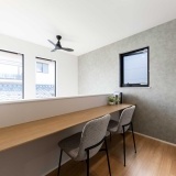 吹抜けを介して1階とつながる2階ホールカウンター。