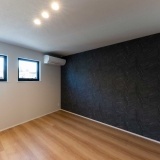 主寝室は、落ち着いた雰囲気のアクセントクロスを採用。大人のリラックス空間を演出しています。