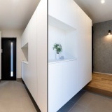 広々とした収納スペースを備えた玄関と玄関ホール。おしゃれな間接照明が温かみを演出します