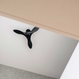 吹抜け天井にはシーリングファンを設置。空気循環と空間の広がりを促進します。