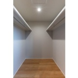 寝室に設けられた広々ウォークインクローゼット。