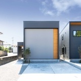 ブラックを基調に、グレーの外壁と天然杉板がアクセントになったスタイリッシュモダンな外観に仕上げました。