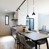 スタイリッシュなペンダントライトで空間を緩やかにゾーニング。