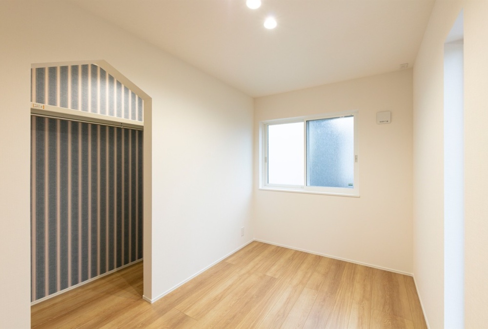 洋室のクローゼット内にかわいいクロスを張り付けました。お部屋にアクセントが付き、服を掛けた後もおしゃれな雰囲気に♪