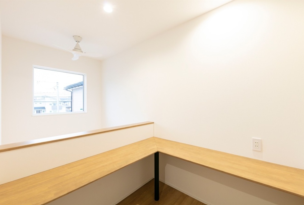 2階の吹抜けカウンターでは、家族との空間を共有しながらワークスペースとしても利用ができます♪