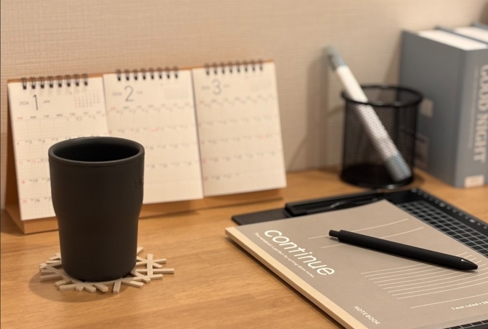 2階の吹抜けカウンターは、2方向に設置し広さを確保しました。ワークスペースとしてだけでなく、漫画や書類も沢山保管できます。