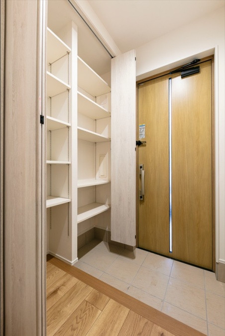 玄関には可動棚のシューズクロークがあり、靴はもちろん用途に合わせて除雪用具なども収納可能！