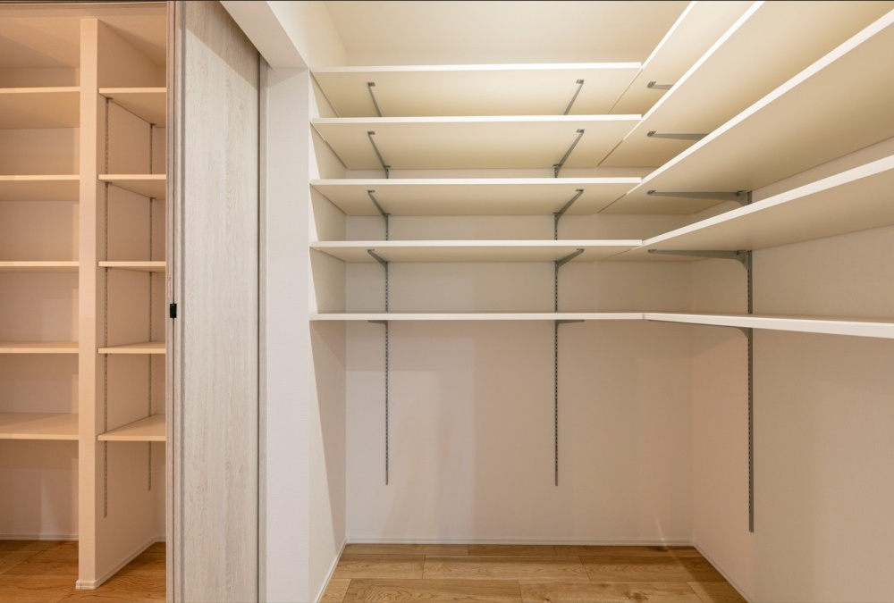 キッチン横の家事室では、広いスペースを確保しておりキッチン後ろの収納とプラスで使い分けることにより、大容量の物を収納することが可能です。家事ラクな動線で負担が軽減します。