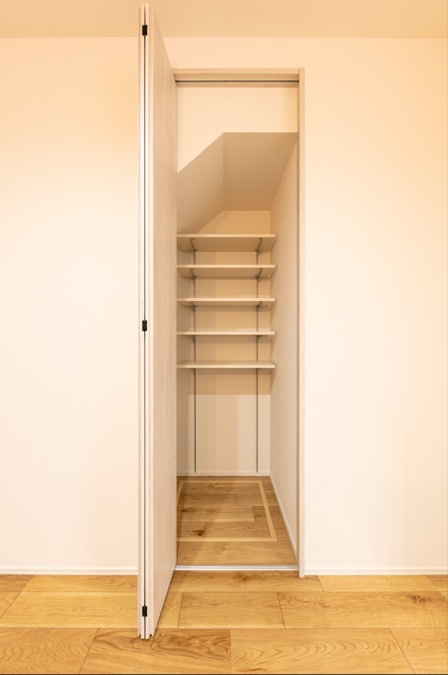 リビングにも収納があり、掃除機や、子供の玩具などを収納可能！お部屋の広さを十分に確保できます。