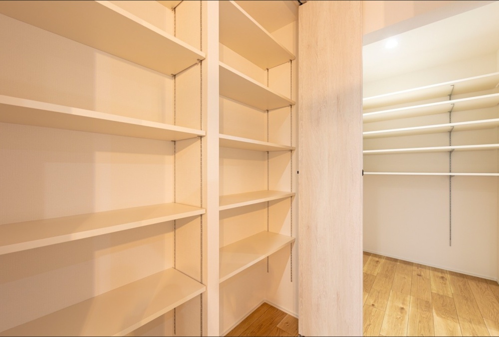 キッチン後ろにも収納を設置があり、お皿なども収納可能なので追加で棚を買わずに済みます♪