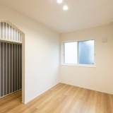 洋室のクローゼット内にかわいいクロスを張り付けました。お部屋にアクセントが付き、服を掛けた後もおしゃれな雰囲気に♪