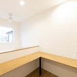 2階の吹抜けカウンターでは、家族との空間を共有しながらワークスペースとしても利用ができます♪