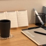 2階の吹抜けカウンターは、2方向に設置し広さを確保しました。ワークスペースとしてだけでなく、漫画や書類も沢山保管できます。