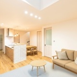 LDKは17.8帖の大空間で、天井高も2.5mのため圧迫感なく過ごせます。東向きの土地のため吹抜から朝日が差し込み、LDKがより明るく帖数以上の開放感を感じられます。