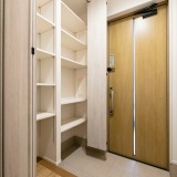 玄関には可動棚のシューズクロークがあり、靴はもちろん用途に合わせて除雪用具なども収納可能！