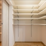 キッチン横の家事室では、広いスペースを確保しておりキッチン後ろの収納とプラスで使い分けることにより、大容量の物を収納することが可能です。家事ラクな動線で負担が軽減します。