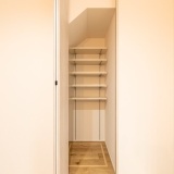 リビングにも収納があり、掃除機や、子供の玩具などを収納可能！お部屋の広さを十分に確保できます。