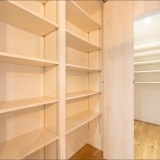 キッチン後ろにも収納を設置があり、お皿なども収納可能なので追加で棚を買わずに済みます♪