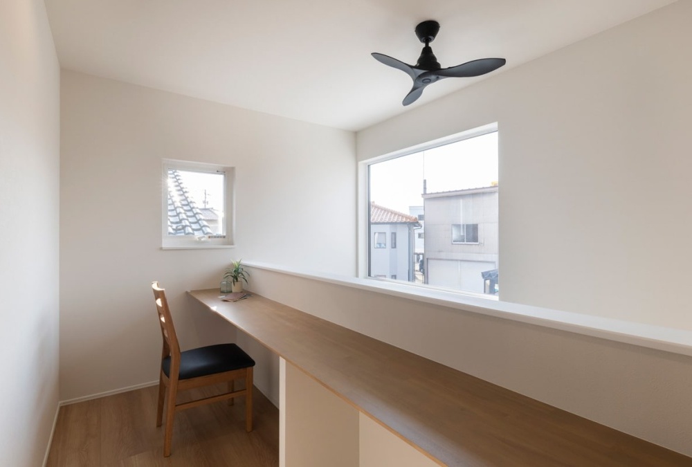 2階ホールにマルチカウンターを配置。リモートワークや書斎、学習スペースなど、多様にお使いいただける空間です。