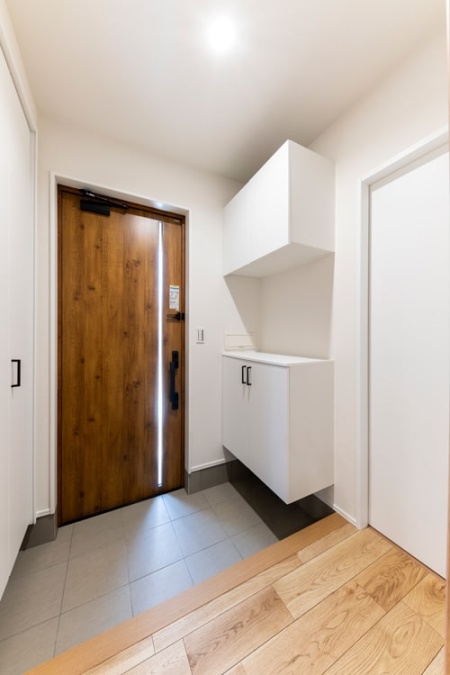 下足収納のほかにも土間収納を備えた玄関周り。