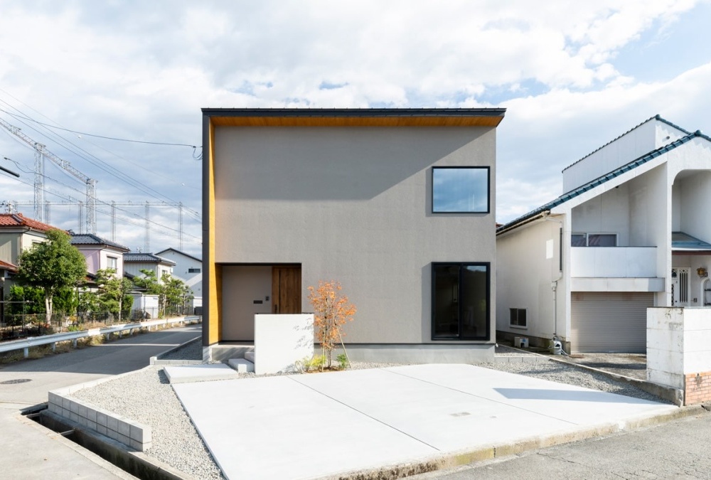 シンプルな外観に天然素材が美しく調和する、ナチュラルな塗り壁の住まいです。