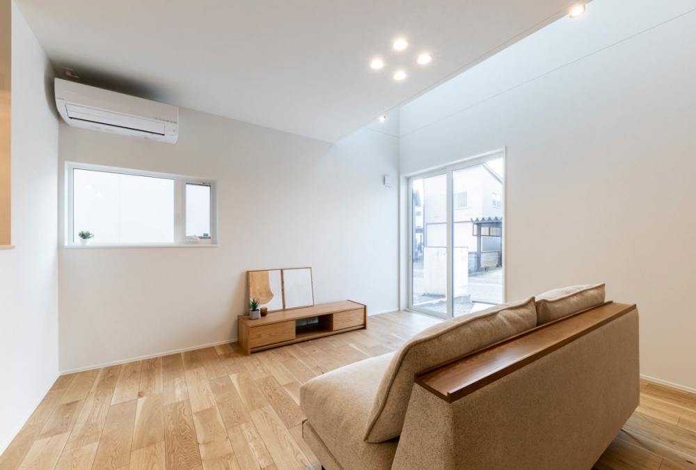 吹抜けに設けた窓から自然光が入り込み明るい空間になります。