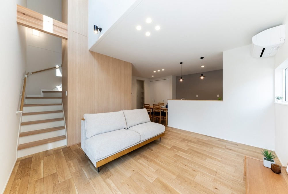 化粧梁や木目クロスがアクセントになった、ナチュラルで温もりのある内装です。