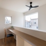 2階ホールにマルチカウンターを配置。リモートワークや書斎、学習スペースなど、多様にお使いいただける空間です。