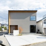 シンプルな外観に天然素材が美しく調和する、ナチュラルな塗り壁の住まいです。