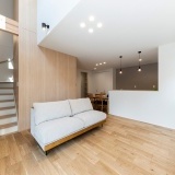 化粧梁や木目クロスがアクセントになった、ナチュラルで温もりのある内装です。