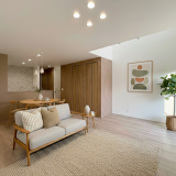 吹抜けから明るい光が差し込む開放的なLDK　※家具や小物はイメージ