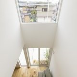吹抜からリビングへと繋がる空間