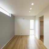 寝室は6畳で、ウォークインクローゼットが隣接。