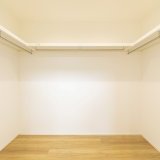 寝室のウォークインクローゼットも収納力があります♪