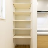 キッチン並びにパントリーの可動棚があり、家事動線も抜群♪