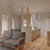 南西角地のため光を採りこみやすく、リビングだけ窓を奥に配置する事で日照をコントロールし夏でも涼しい空間を作りだします。