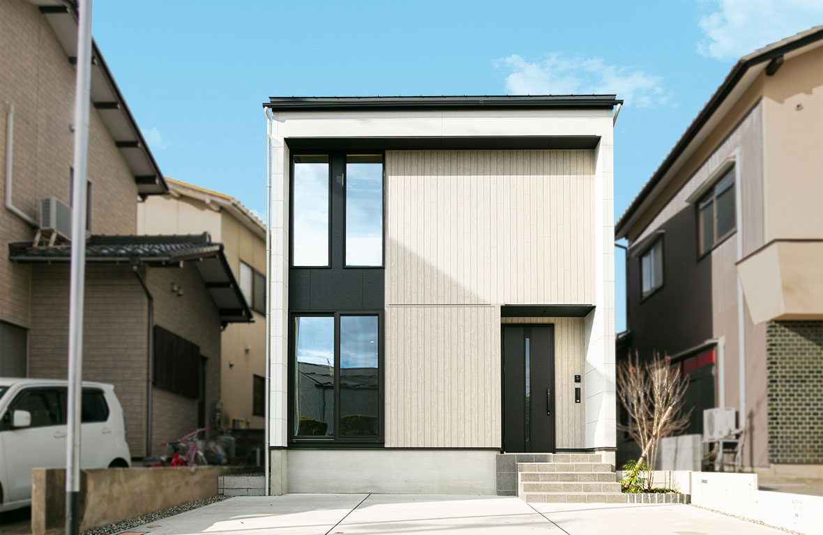 ハイサッシが描くモダンなトーンと、木目調の温もりが美しく調和する外観デザイン