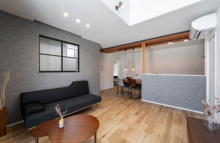 光と風が通り抜け、室内窓で家族がつながる家