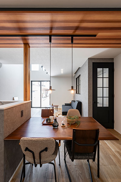 光と風が通り抜け、室内窓で家族がつながる家