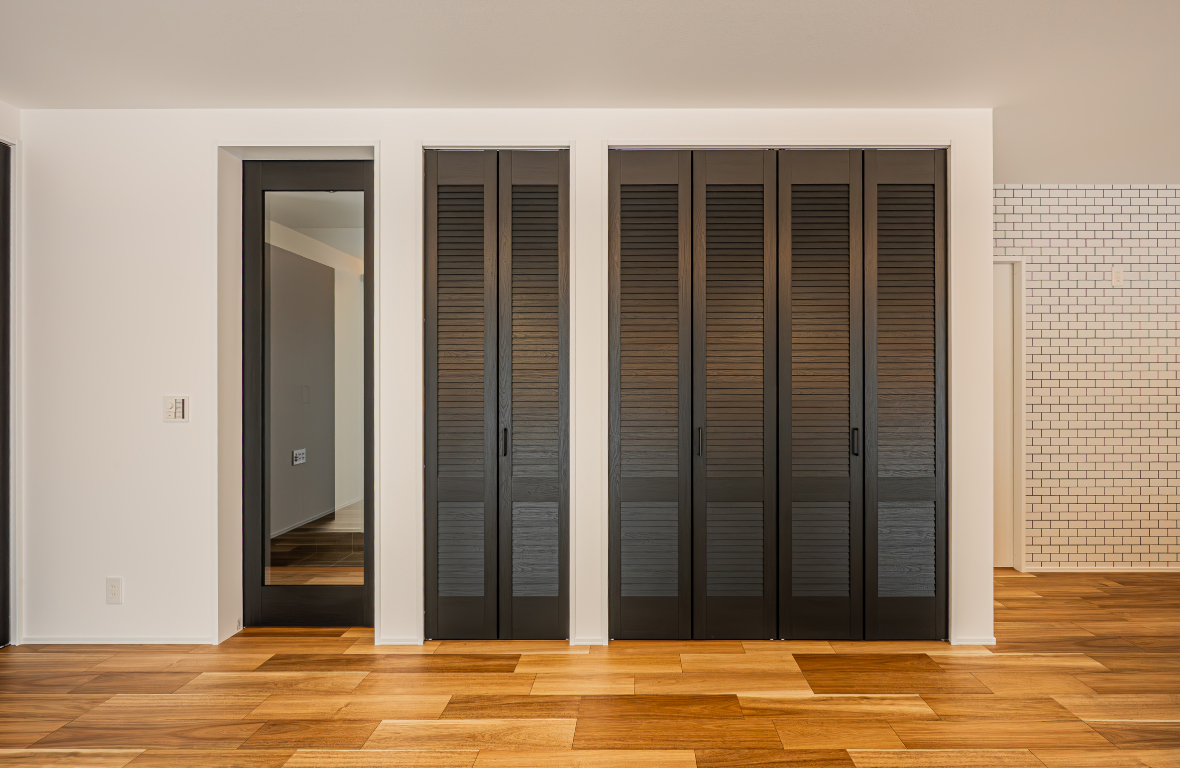 ルーバー扉で創るヴィンテージ・モダン