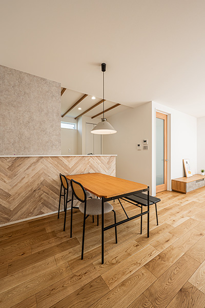 天井の格子が描く、上質な空間