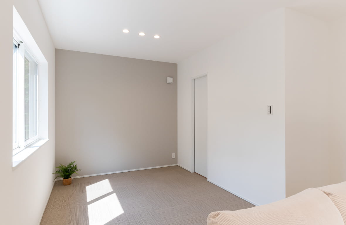 広がりを生む、フラットな境界線