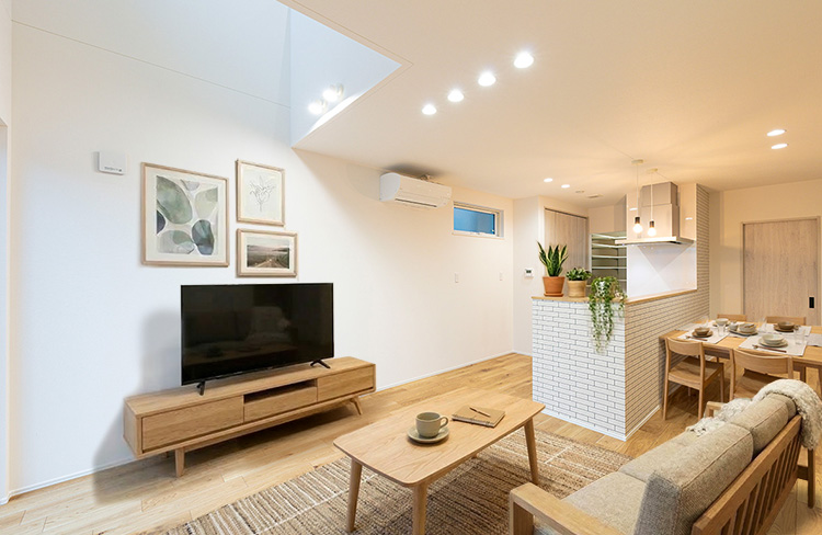 白を基調に、タイル調のアクセントが映える住まい